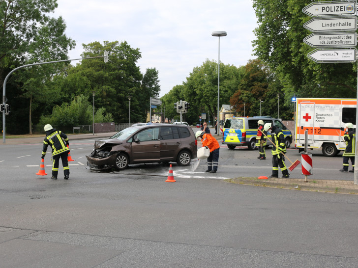 Am Mittwochmorgen kam es auf dem Grünen Platz zu einem Verkehrsunfall. Die Feuerwehr Wolfenbüttel sicherte die Unfallstelle ab und nahm auslaufende Betriebsstoffe auf.