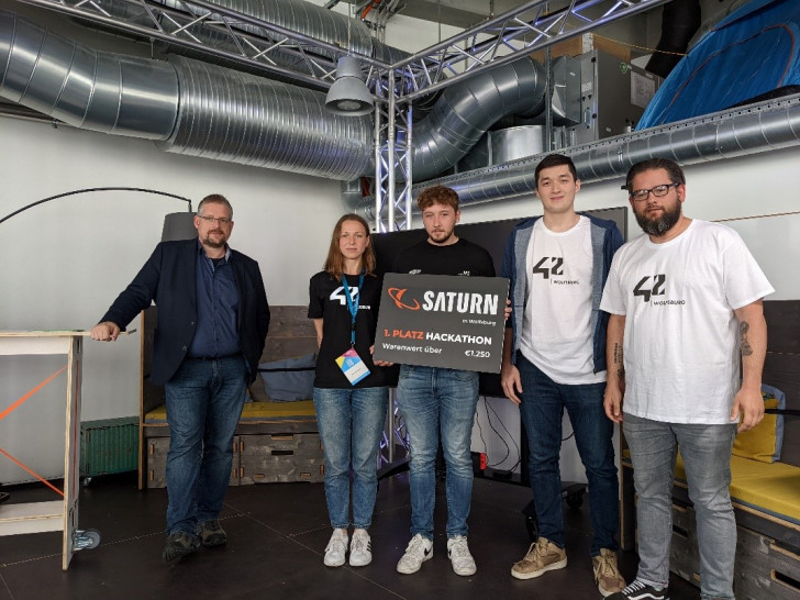  Das Team der 42 Wolfsburg erhält den ersten Platz beim Hackathon. 