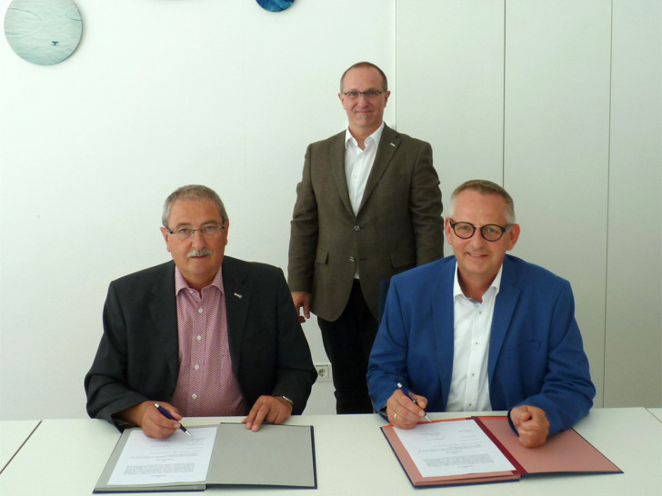 Samtgemeindebürgermeister Dirk Neumann (re.) unterzeichnet gemeinsam mit Verbandsvorsteher Lutz Erwig (li.) und Verbandsgeschäftsführer Olaf Schröder den Vertrag zur Aufgabenübertragung in Peine. 