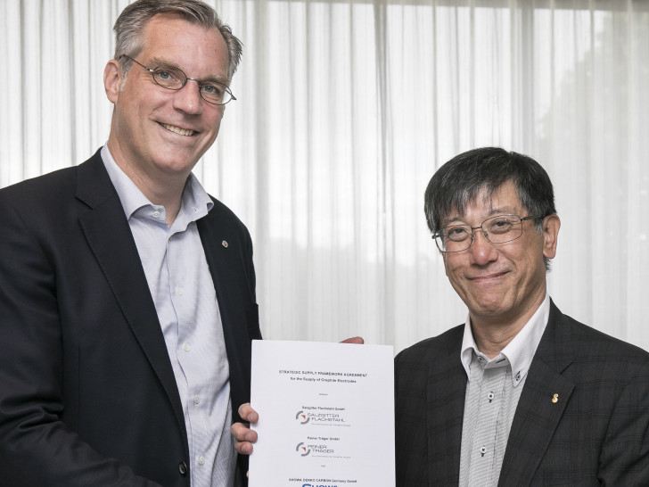 Freude bei der Vertragsunterzeichnung: Gunnar Groebler, CEO Salzgitter AG, und Makoto Takeda, CEO Showa Denko Carbon.