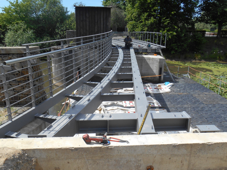 Die Brücke soll möglichst im August wieder freigegeben werden können.