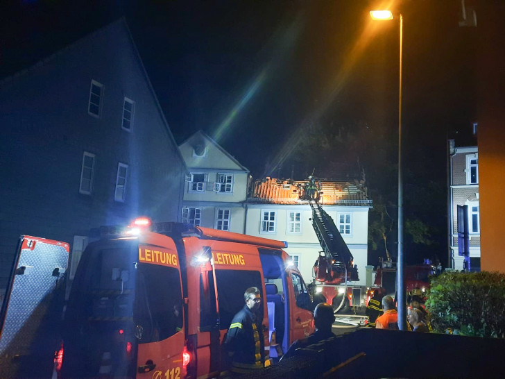 In der Dr.-Heinrich-Jasper-Straße brannte am Freitagabend der Dachstuhl eines Mehrfamilienhauses.