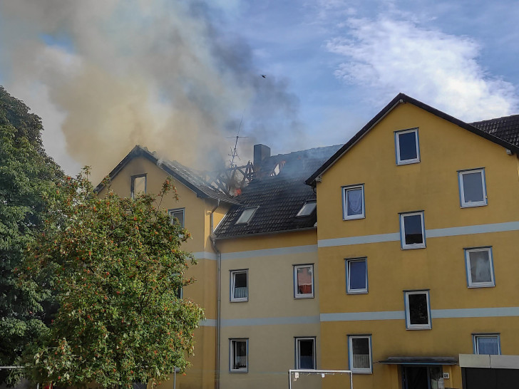 Auch beim letzten Brand, hier in der Töpferstraße, zerstörten die Flammen den Dachstuhl dieses Mehrfamilienhauses.
