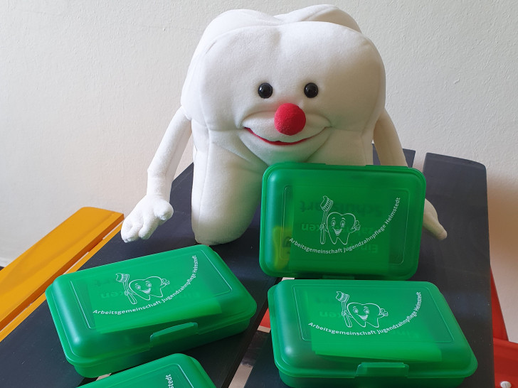 Die Brotboxen werden an Erstklässler verteilt.