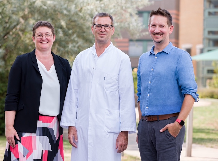 V.l.n.r.: Monika Skiba (Geschäftsführende Vorständin des HEH), PD Dr. med. habil. Hinrich Köhler (Chefarzt der Chirurgischen Klinik des HEH) und Philip Mahler (Co-Founder und CTO Kumi Health).