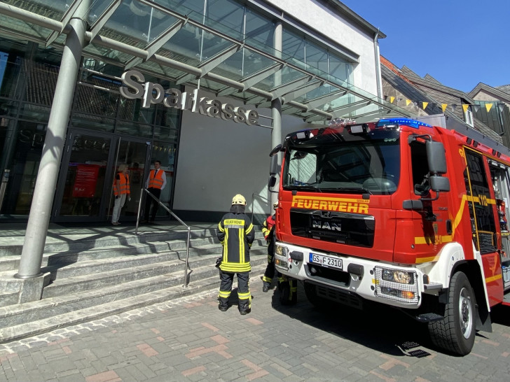 Angebranntes Essen in einer Sparkasse sorgte für einen Feuerwehreinsatz.