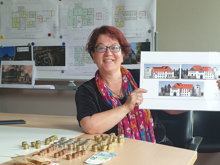 Zähltag beim Hospizverein. Viele Münzen von 1 Cent bis 2 Euro müssen sortiert und gezählt werden. Spenderin Anja Krause legt großen Wert darauf, dass alles zusammen genau 1.000 Euro ergibt. 