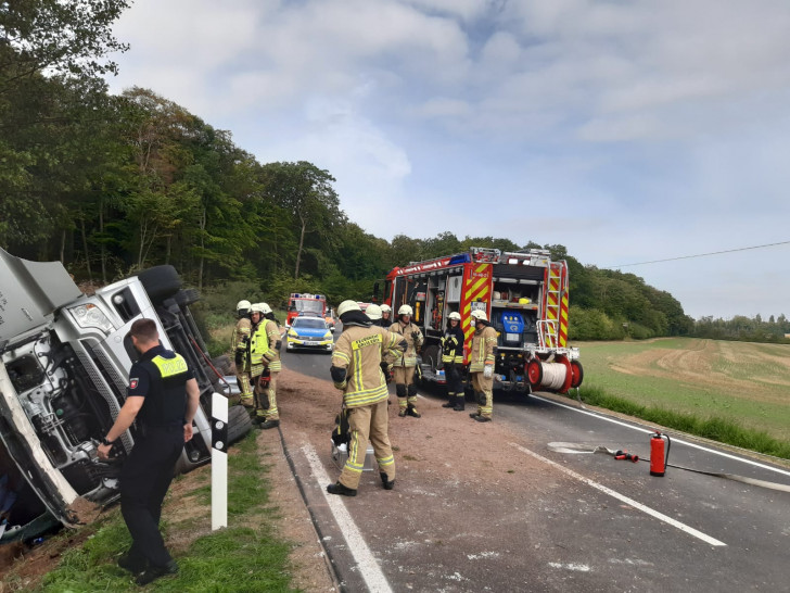 Der LKW war in den Graben gestürzt.