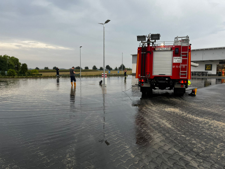 Der überflutete Parkplatz eines Verbrauchermarktes in Radenbeck.