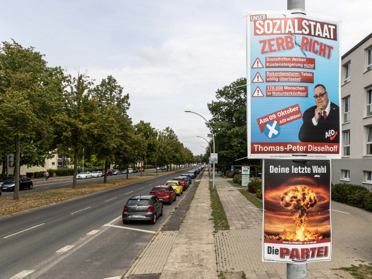 An einigen Laternen hängen schon Plakate zur Landtagswahl.