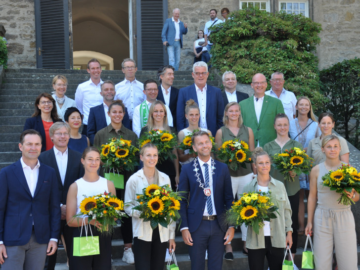 Unter anderem Oberbürgermeister Dennis Weilmann ehrte die Vize-Europameisterinnen des VfL Wolfsburg im Schloss Wolfsburg.
