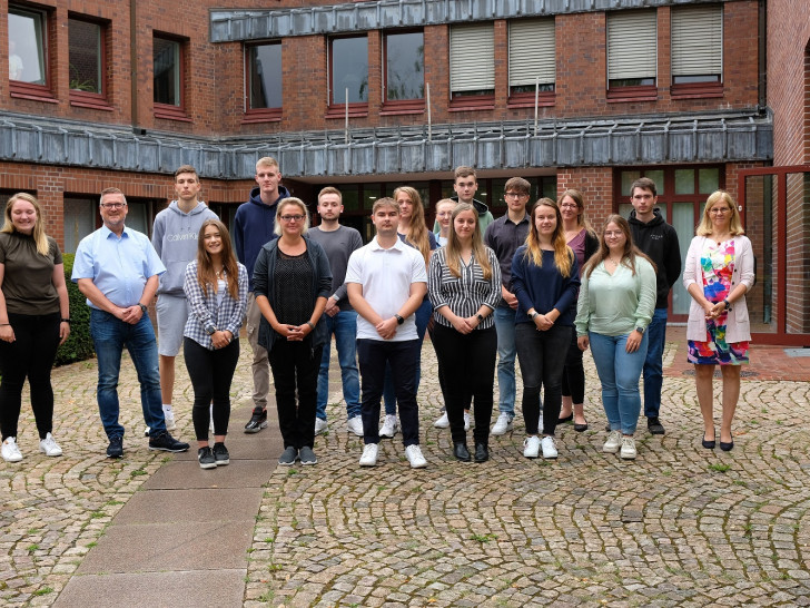 15 neue Auszubildende starteten heute ihre Ausbildung beziehungsweise ihr Duales Studium beim Landkreis Goslar. Erste Kreisrätin Regine Breyther (1. von rechts) und Servicebereichsleiter Jens Goldmann (2. von links) begrüßten die neuen Kollegen im Kreistagssaal.