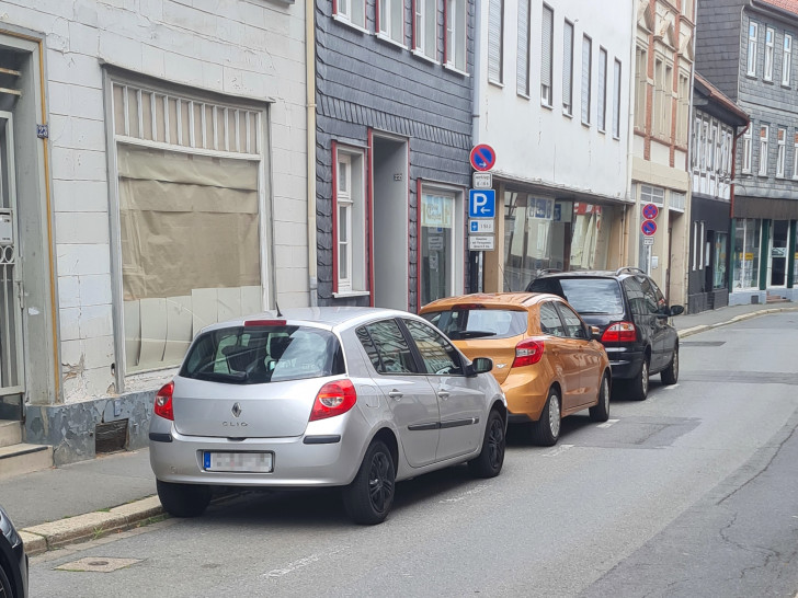 Waren die Autos weit genug am linken Fahrbahnrand abgestellt, war es bereits eng in der oberen Marktstraße. Parkten Autos zu weit vom Bordstein oder waren zu breit, passten große Fahrzeuge nicht mehr vorbei.