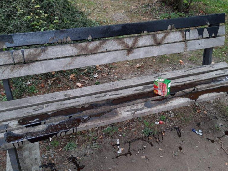Zum zweiten Mal in diesem Jahr: Parkbank mit Farbe übergossen.