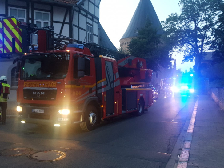 Die Feuerwehr wurde zu einer Rauchentwicklung aus einer Feuerschale in den „Schäferwall“ gerufen.