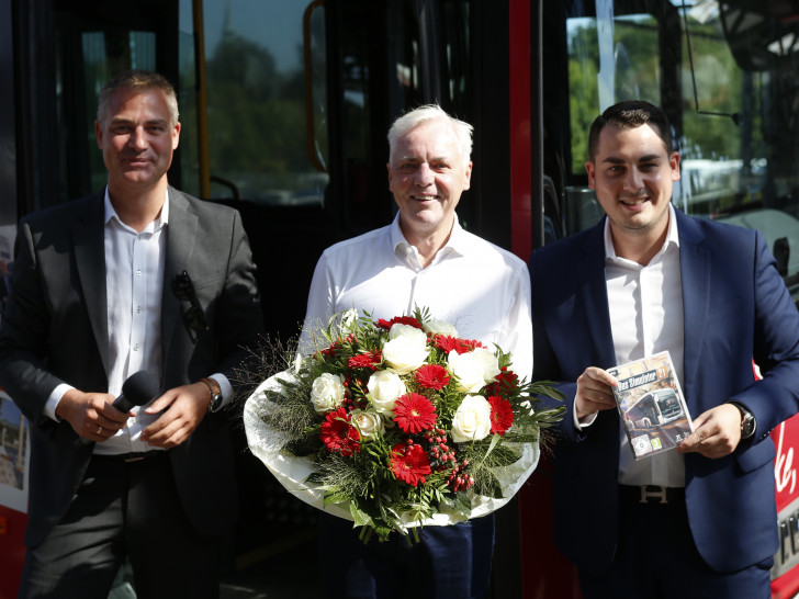 Wilhelm Schmidt (Mitte) scheidet aus, Philipp Cantauw (links) bleibt Geschäftsführer Touristik, Flug, Bus und Vertrieb, Georg Schmidt (rechts) Geschäftsführer für den Öffentlichen Personennahverkehr und Fahrer/Technik.