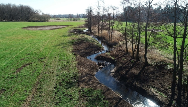 Aus der Luft gut sichtbar: Nicht mehr schnurgerade, sondern mäandrierend durchfließt die Scheppau im Bereich des zweiten Bauabschnitts die Landschaft im Landkreis Helmstedt.
