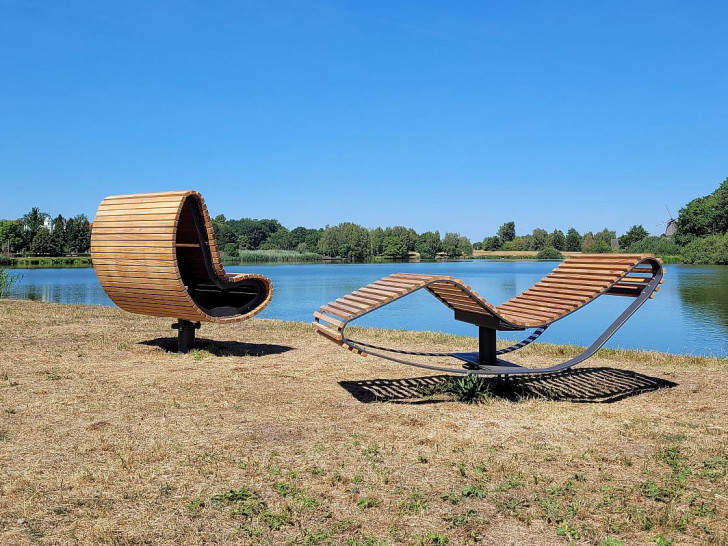  Die Stadt hat bereits in den letzten Wochen neue Bänke und Picknicktische am Schlosssee installiert.