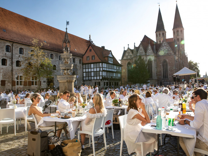 Ein Sommerabend in Weiß: Rund 1.200 Gäste genossen am 28. August das Dinner in White auf dem Altstadtmarkt, dem Magnikirchplatz und dem Wollmarkt. 