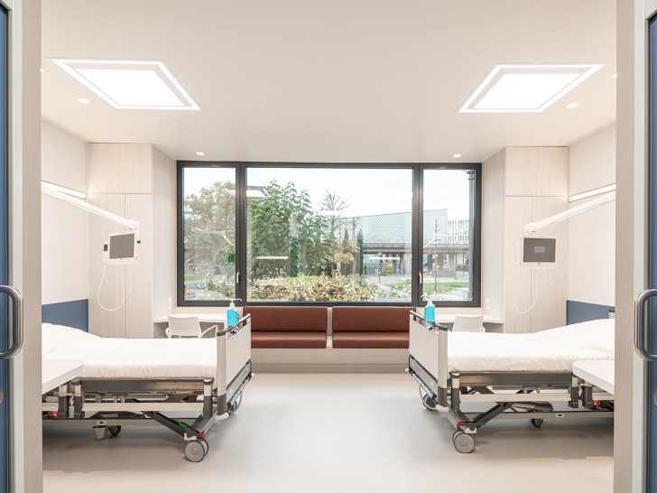 Im Patientenzimmer der Zukunft sind die Betten gegenüber statt nebeneinander aufgestellt. 