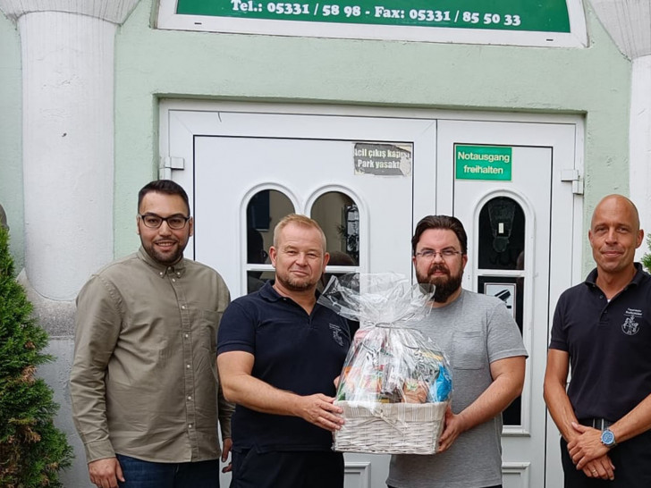 Mit einem Präsentkorb, der zum Abschluss überreicht wurde, drückte der Türkisch-Islamische Kulturverein seine Dankbarkeit aus (v. l.): Mustafa User, Olaf Glaeske, Bekir Yalcin und Marco Dickhut.