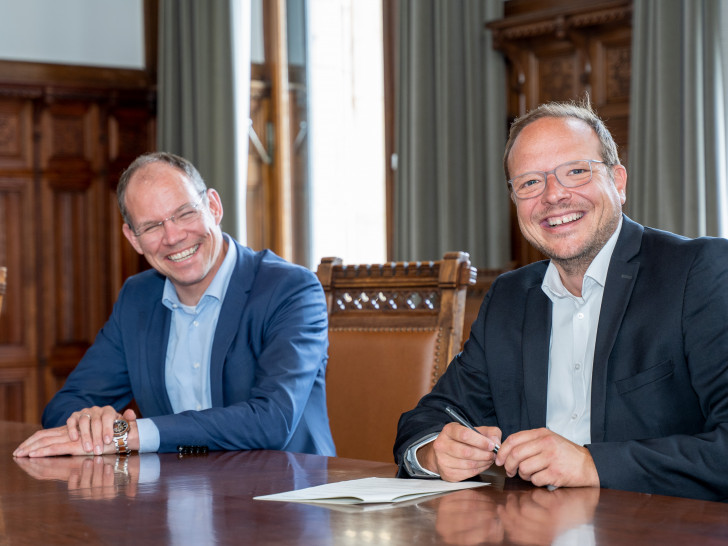 Dr. Tobias Pollmann und Dr. Raimar Goldschmidt (v.l.n.r.) bei der Vertragsunterzeichnung.