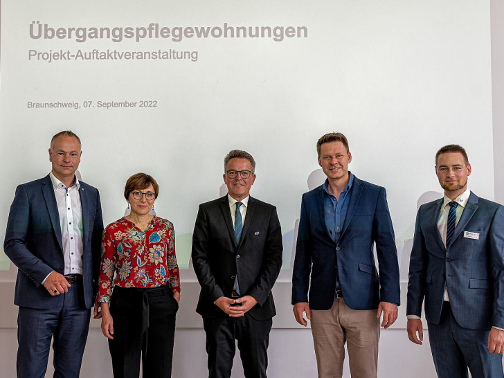 v. l.: Rouven Langanke (Prokurist Nibelungen-Wohnbau), Dr. Christine Arbogast (Sozialdezernentin Stadt Braunschweig), Dr. Thomas Bartkiewicz (Ärztlicher Direktor des Klinikums Braunschweig), Dr. Markus Kröckel (Vorstand Caritasverband Braunschweig) und Dr. Jonas Schwartze (Wohnungsentwicklung Nibelungen-Wohnbau, Projektleiter)