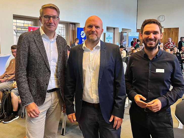 v.l.n.r.: Gerold Leppa (Geschäftsführer der Braunschweig Zukunft GmbH) und Dr. Florian Löbermann (Hauptgeschäftsführer der IHK Braunschweig) begrüßten im Namen der mehr als 20 Mitglieds-Institutionen des Gründungsnetzwerks Braunschweig gemeinsam mit Moderator Falk-Martin Drescher rund 70 Gäste beim 11. Gründungstag.