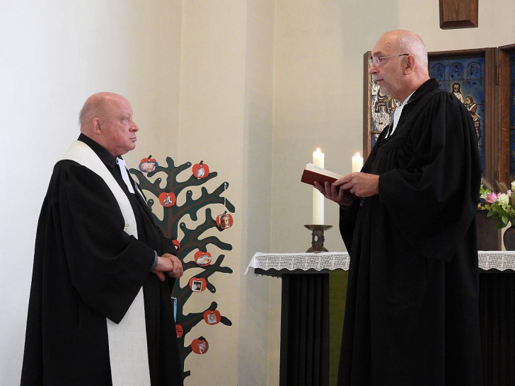 Volker Menke (r.) entpflichtet Pastor Martin Blasig.