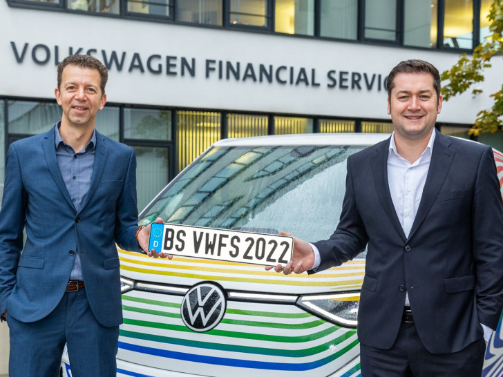 Dr. Christian Dahlheim, CEO der Volkswagen Financial Services AG (l.) und Oberbürgermeister Dr. Thorsten Kornblum.