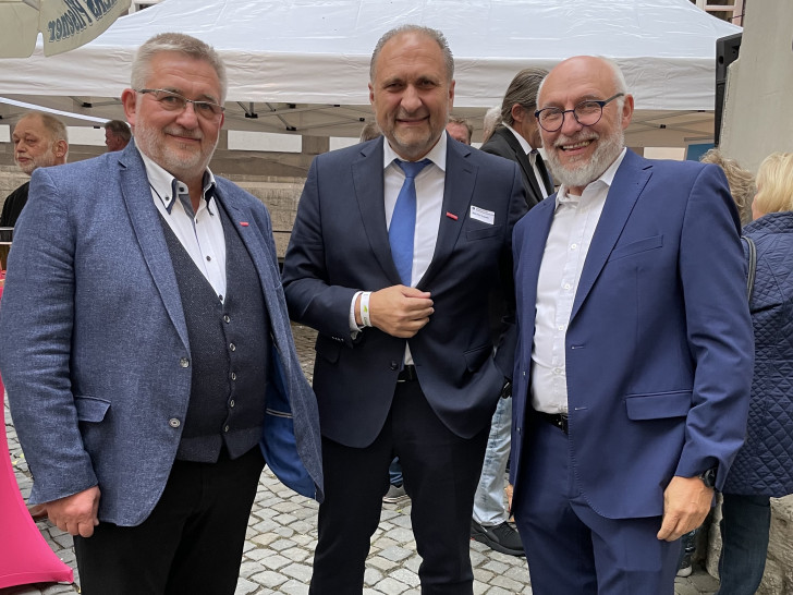 Kammerpräsident Detlef Bade (links) und Hauptgeschäftsführer Eckhard Sudmeyer (rechts) mit Hans Peter Wollseifer, Präsident des Zentralverbands des Deutschen Handwerks.