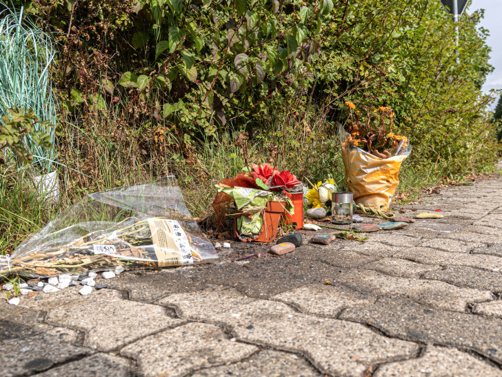 In der Nähe des Tatortes erinnern nur noch wenige Blumen und Kerzen and das schreckliche Geschehen des 21. Juni.