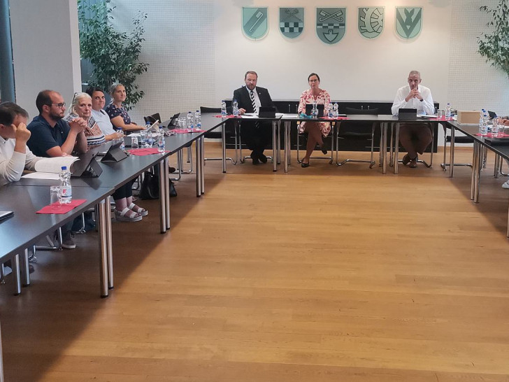 Die Mitglieder des Samtgemeinderates Grasleben während ihrer Sitzung im September 2022