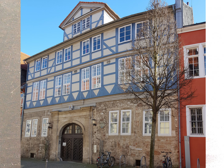 Ein ehemaliges Hofbeamtenhaus ist das Logenhaus der Freimaurerloge „Wilhelm zu den drei Säulen“.
