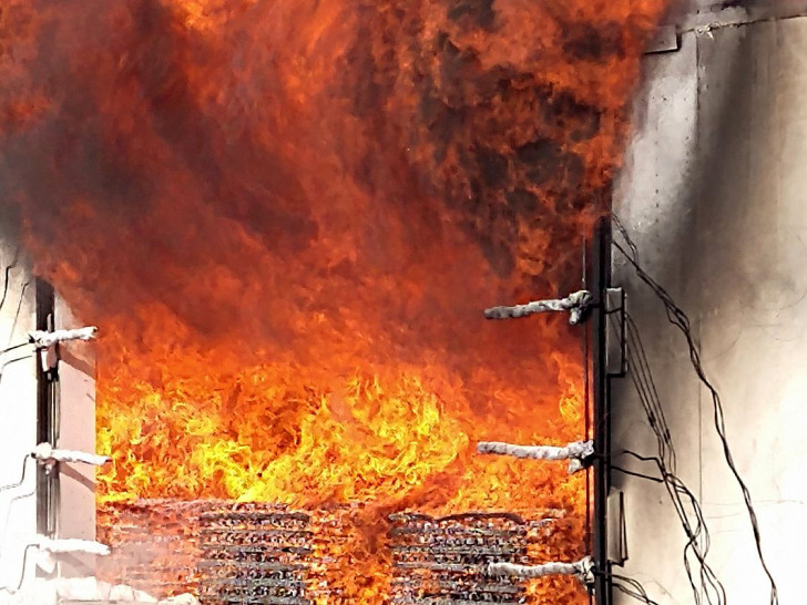 Brandversuch einer Holzkonstruktion in Garching bei einem Verbund-Forschungsvorhaben mit der TU München, der Hochschule Magdeburg-Stendal und dem Institut für Brand- und Katastrophenschutz.