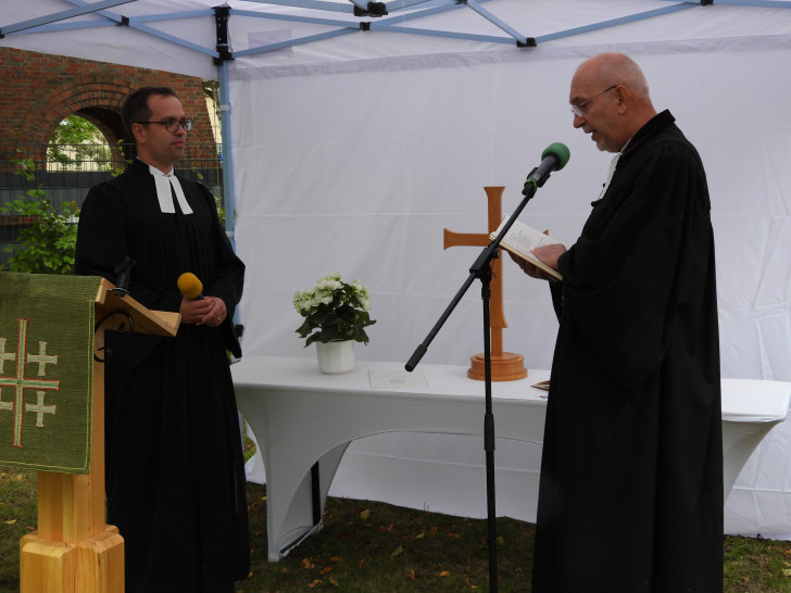Superintendent Dr. Volker Menke (rechts) führte den Seelsorger Pastor Julian Bergau (links) in sein Amt ein.