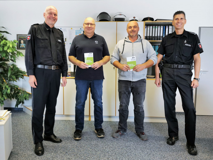 Thomas Bodendiek (links im Bild) und Lars Schröder (rechts im Bild) danken zwei Bürgern für ihre Zivilcourage.