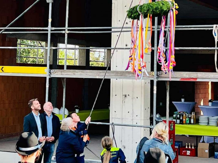 Hinauf mit der Richtkrone: Eine weitere Etappe für das neue Feuerwehrhaus in Hattorf ist geschafft.