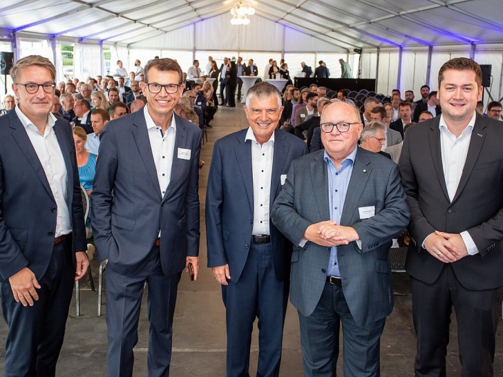 Oberbürgermeister Dr. Thorsten Kornblum, Frank-Michael Rösch (Standortrepräsentant Stadler Signalling Deutschland GmbH), Gastredner Hansjörg Hess (Präsident des Verwaltungsrates der Stadler Signalling AG), Albrecht Teich (Geschäftsführer der Stadler Signalling Deutschland GmbH) und Gerold Leppa (Geschäftsführer der Braunschweig Zukunft GmbH), begrüßten rund 150 Gäste zum 38. Braunschweiger Unternehmergespräch.