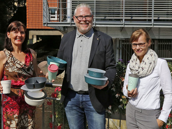 Dagmar Steffenhagen, Björn Reckewell und Klara Krüger zeigen Mehrwegsysteme.