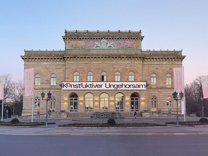 Staatstheater Braunschweig mit Schriftzug Constructive Disobedience