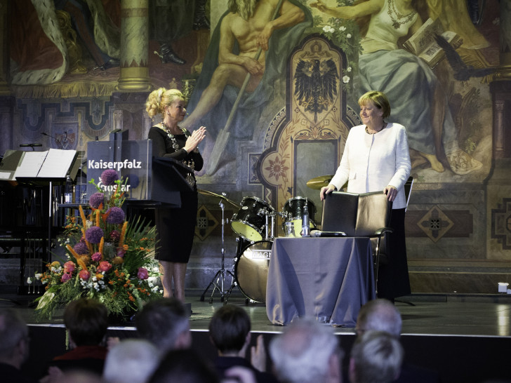 Oberbürgermeisterin Urte Schwerdtner dankt Angela Merkel für ihren Besuch in Goslar.