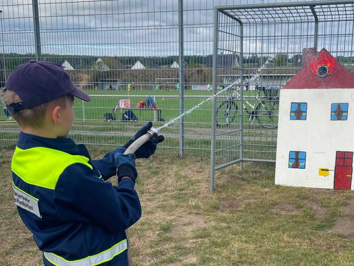 Die Kinderfeuerwehr zeigte ihr Können. Hier an der Kübelspritze.