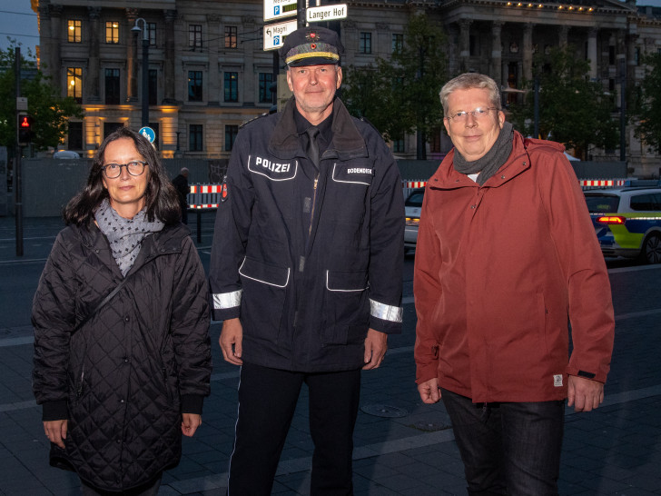 v.l.n.r.: Nadine Sack, Fachbereich Tiefbau und Verkehr, Thomas Bodendiek, Leiter der Polizeiinspektion Braunschweig, Heinz Leuer, Stadtbaurat.