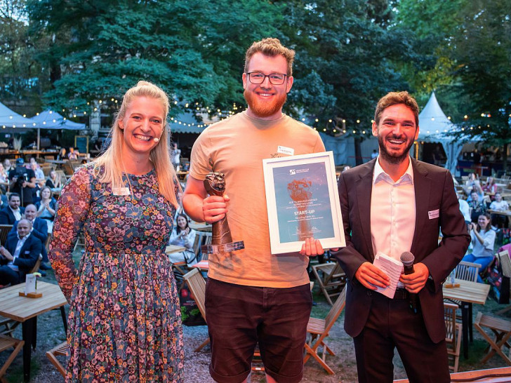 Gewinner des "Start-up-Löwen”: Die Recycling-Fabrik. Jonas Kieserling (Mitte), Technischer Leiter, freute sich über die Auszeichnung aus den Händen der Juroren Laura Wittig und Falk-Martin Drescher.