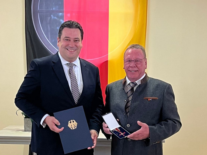 Landrat Tobias Heilmann überreichte Horst Loos das Verdienstkreuz am Bande des Verdienstordens der Bundesrepublik Deutschland.
