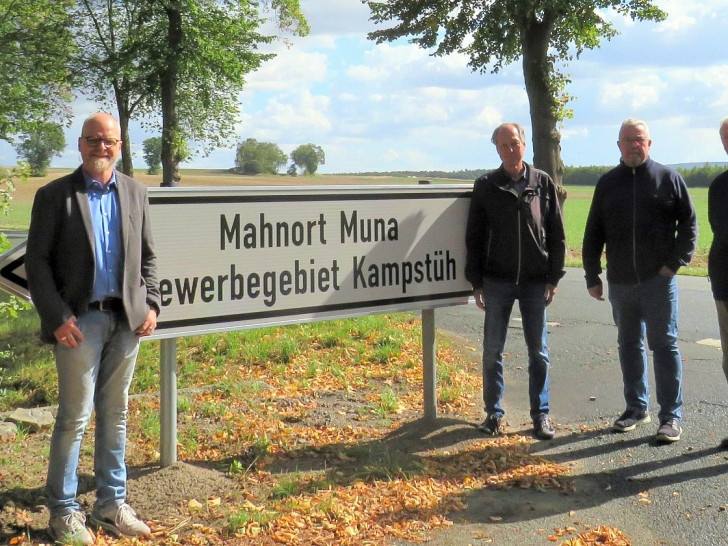 Hinweisschilder Mahnort Muna, Gemeindebürgermeister Andreas Busch (von links), Uwe Otte und Verwaltungsleiter Tobias Breske