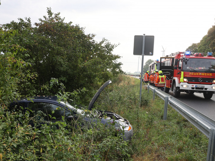 Das Auto war in den Grünstreifen neben der Fahrbahn gerutscht.