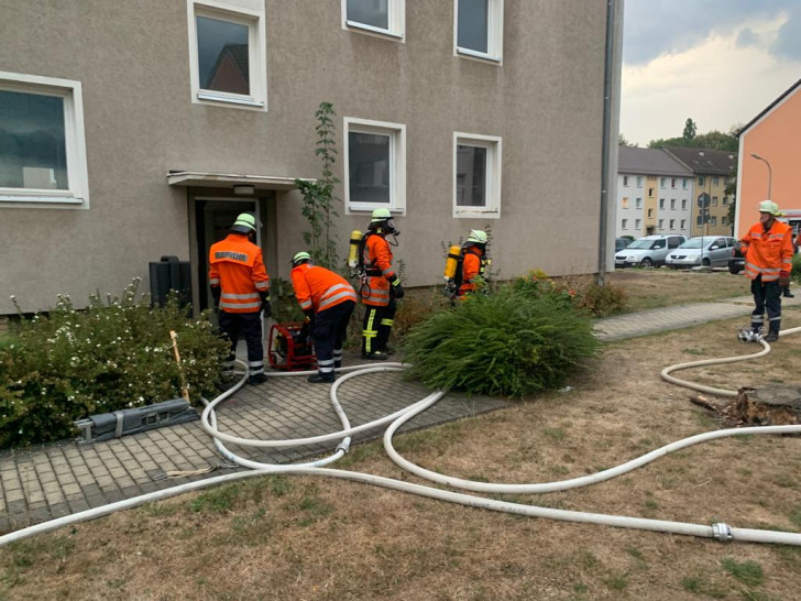 Die Kameraden bei der Übung in den Abrisshäusern.