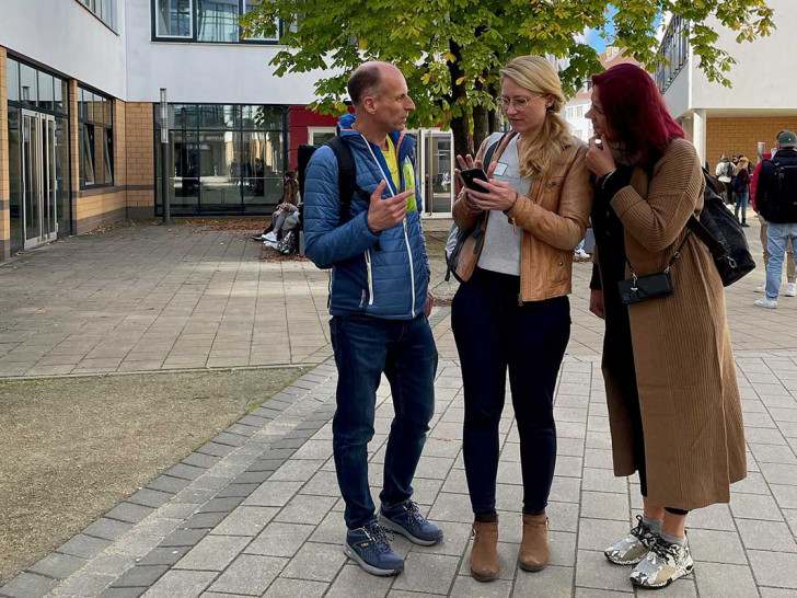 Studierende des neuen Masterstudiengangs „Berufspädagogik im Gesundheitswesen“ konnten zum Semesterstart den Campus Wolfsburg der Ostfalia Hochschule per Smartphone mit einer digitalen Rallye erkunden.